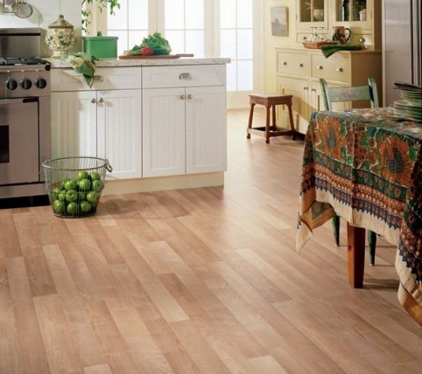 Pokladanie vinylových podláh v kuchyni na jednoduchú údržbu a tvrdosť