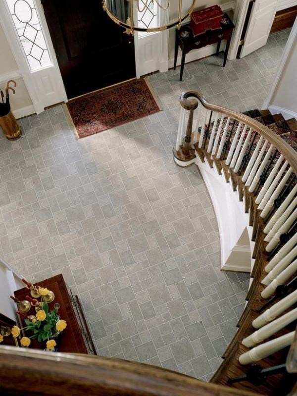 Tipy na vzhľad vinylovej podlahy a kameňa pri navrhovaní vstupného priestoru