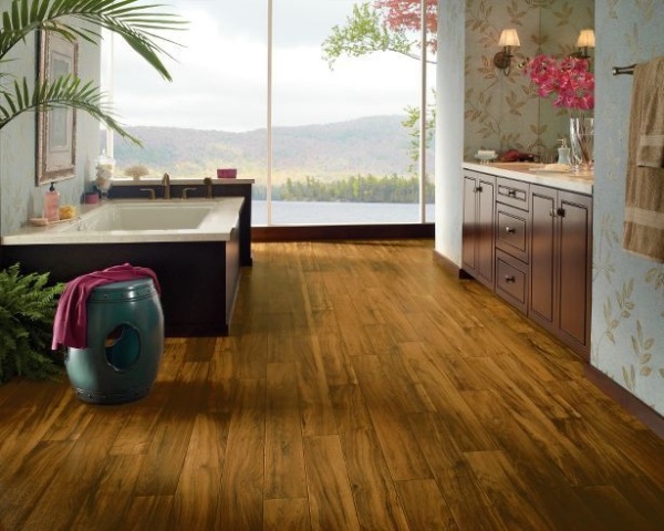 Vinylové podlahy sa kladú do kúpeľne vďaka vysokej odolnosti voči vlhkosti