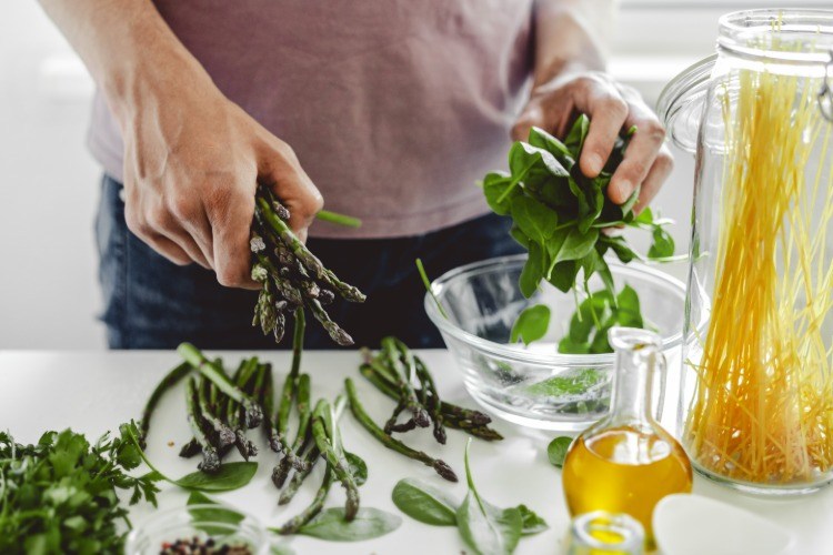 zelená listová zelenina a špargľa dodávajú telu vitamín a
