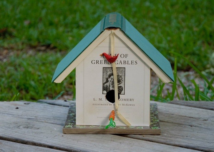Birdhouse-build-it-yourself-book-roof-blue-decoration-červeno-oranžová