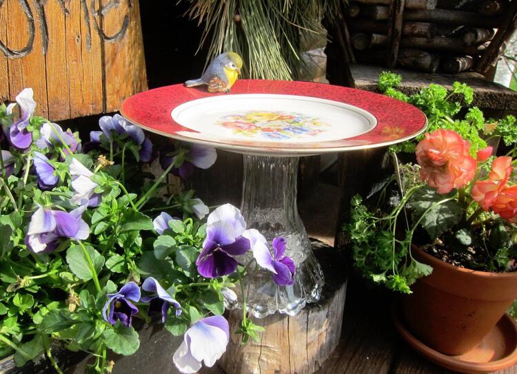 Urobte si vtáčie kúpele sami zo starého riadu a tanierov