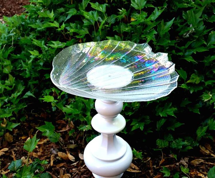 Vytvorte si svoj vlastný vtáčí kúpeľ zo starých nápadov na lampu a tanier na palici