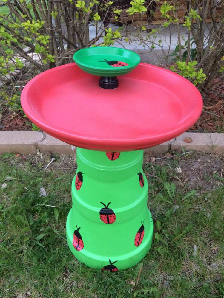 Postavte si svoj vlastný vtáčí kúpeľ a vtáčí kúpeľ z keramických kvetináčov