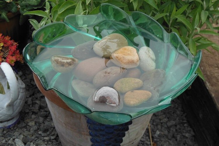 Vytvorte si svoj vlastný vtáčí kúpeľ na balkón zo skla