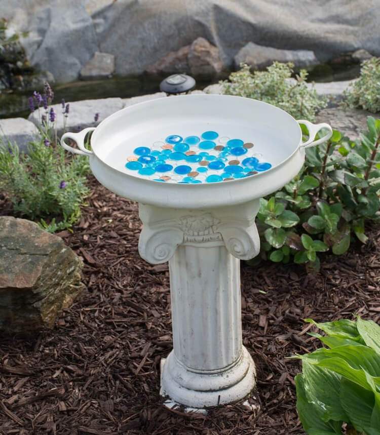 Postavte si svoj vlastný zimný vtáčí kúpeľ na stĺpoch s kovovým podnosom