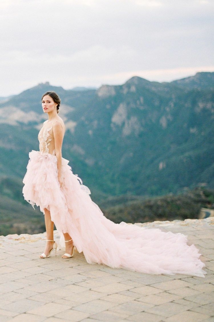 Mulletové svadobné šaty ružové čipkované pierka svadobné šaty svadobná móda