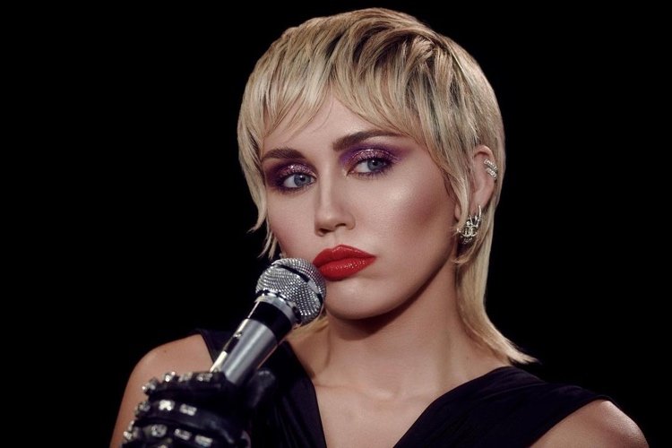 Moderný parmicový účes Miley Cyrus
