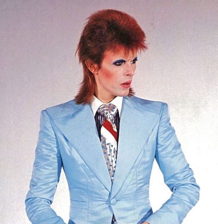 Rocková hviezda David Bowie s ryšavými vlasmi a parmicovým účesom