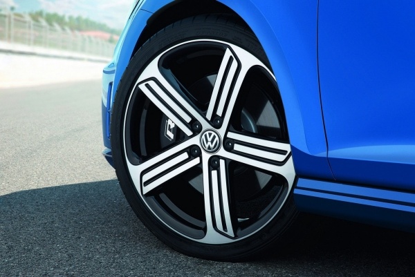 Aerodynamický dizajn ráfika z ľahkého kovu z karbónu Volkswagen-Golf R-nový-2014