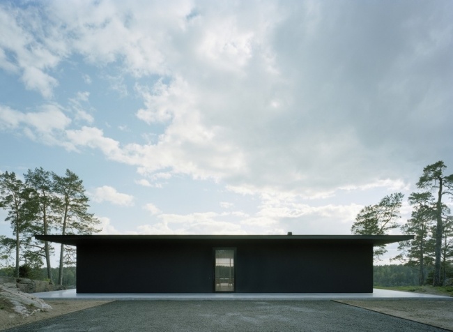 moderná rekreačná vila švédsko čierna fasáda vchod