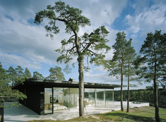 vila zasklená minimalistickým nábytkom john robert nilsson arkitektkontor