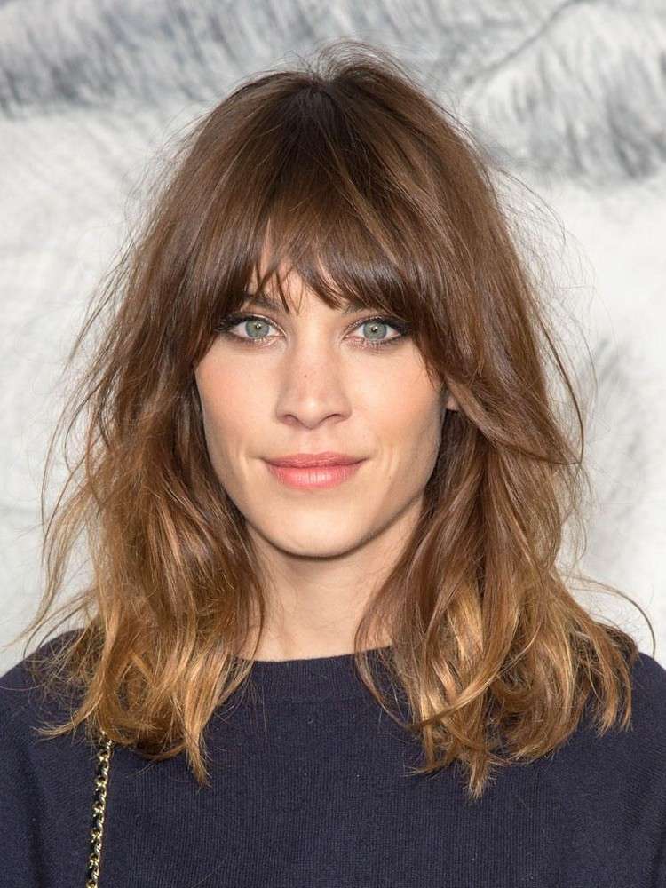 Účes s tupou ofinou Alexa Chung