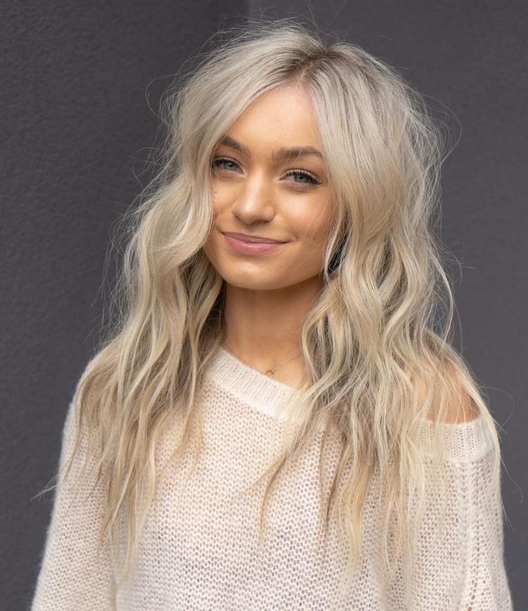 Účes s strapcom s ofinou a vlnkami pre objem jemných vlasov