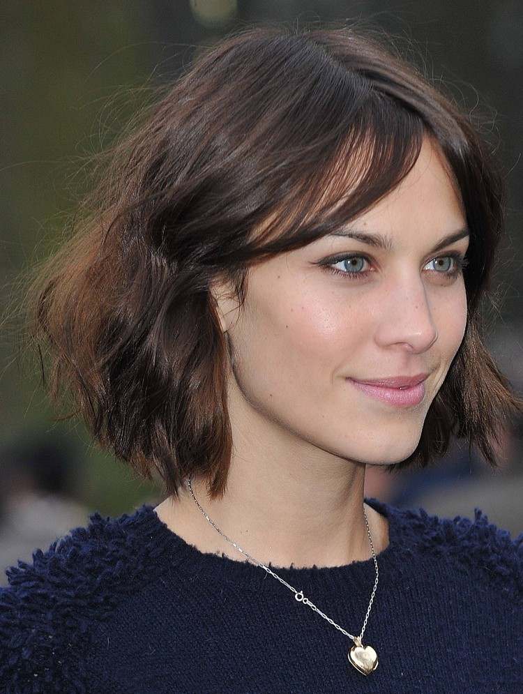 Objemový strih Alexa Chung pre jemné vlasy Bob s ofinou