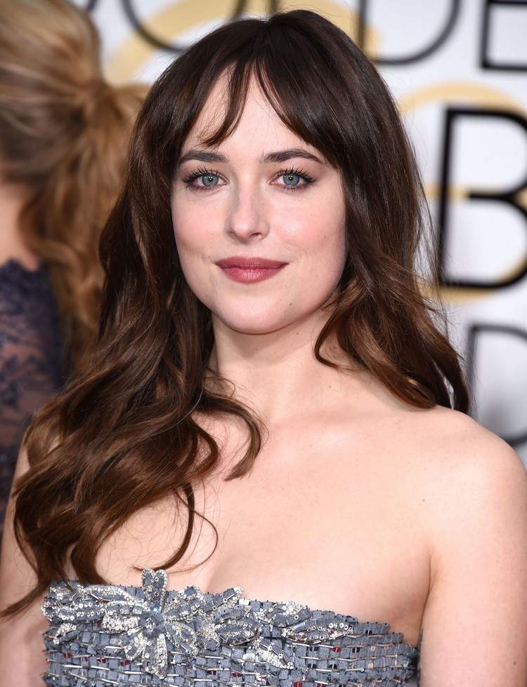 Dakota Johnson upravuje jemné vlasy tým správnym spôsobom