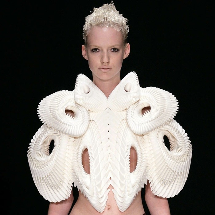 Futuristické motívy v bielej farbe od Iris Van Herpen Iris-van-Herpen-biele-kupolovité motívy