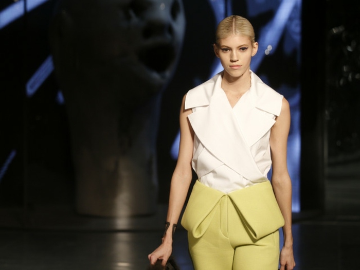 objemná sukňa v žltej košeli s golierom žltá sukňa-skladaná