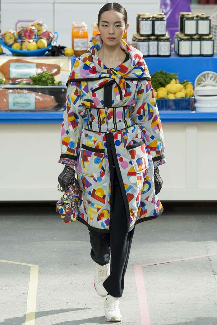 Farebný kabát Chanel a Karl Lagerfeld s objemovou šou v supermarkete Chanel-a-Karl-Lagerfeld-farebný-kabát-s-objemom