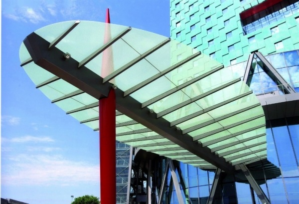 B4 Milano boutique hotel zastrešenie červený stĺp