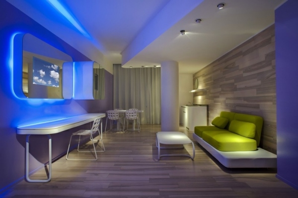 B4 Milano boutique hotel drevené zapustené svetlá