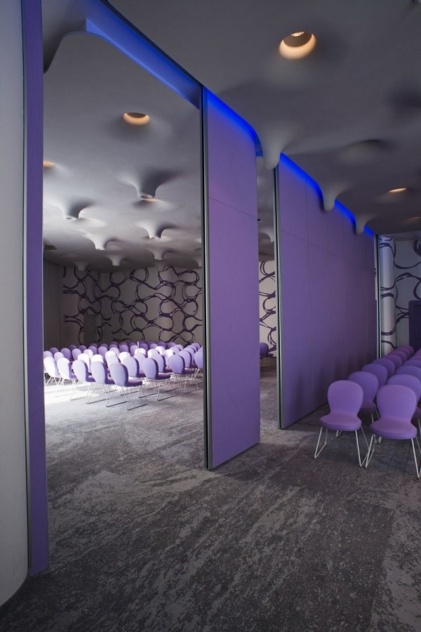 B4 Milano hotelová konferenčná miestnosť, dizajn fialového stropu