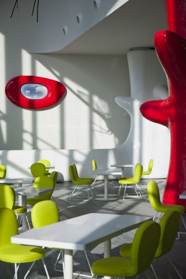 Interiér B4 Milano rozmarné tvary farieb