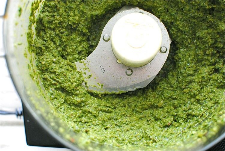 Zelené mangoldové pesto v kuchynskom robote
