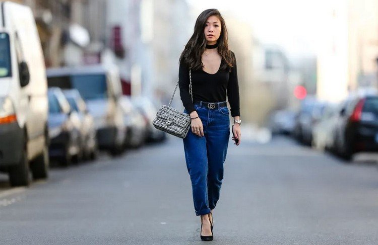 Skombinujte modré široké rifle s čiernou blúzkou a lodičkami