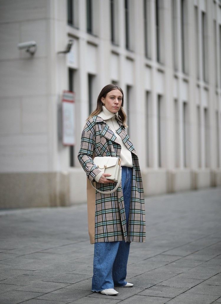 Skombinujte široké rifle so svetrom, károvaným kabátom a špicatými čižmami