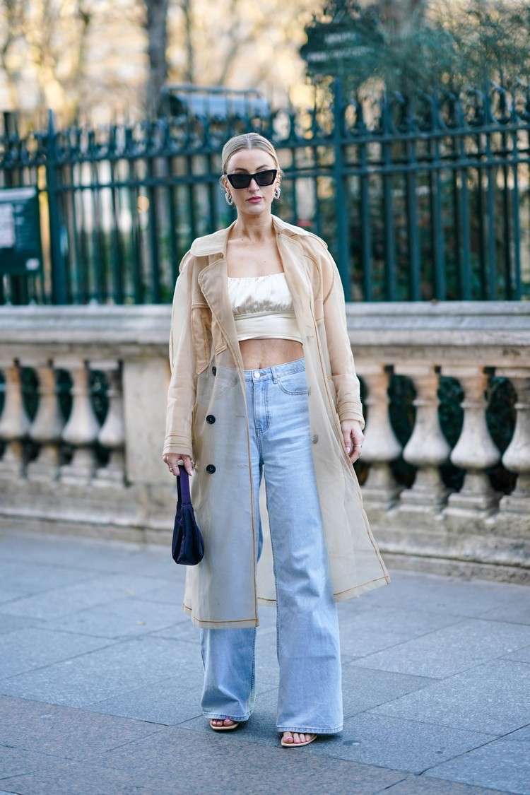 Vreckové džínsy v štýle 90. rokov s ostrihaným topom a priehľadnou bundou