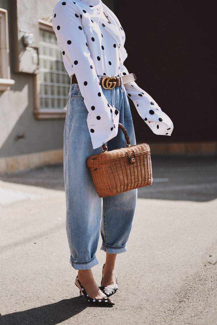 Volné rifle vyhrnuté v košeli so vzorom puntíkov