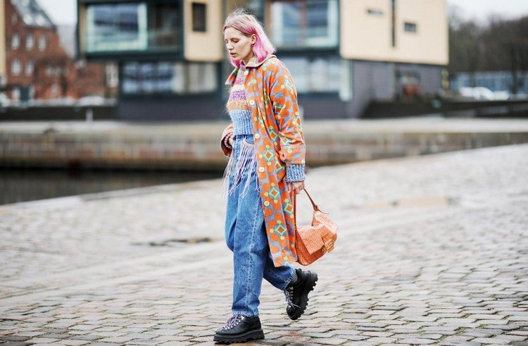 Skombinujte čižmy a farebné svetre so širokými džínsami