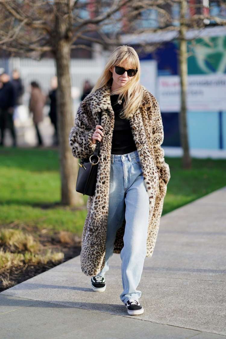 svetlomodré široké rifle trend 2021 kabát s leopardím vzorom kombinovať
