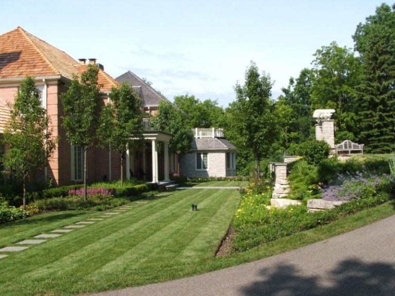 Predzáhradka s dizajnom trávnatej plochy levanduľa hruška