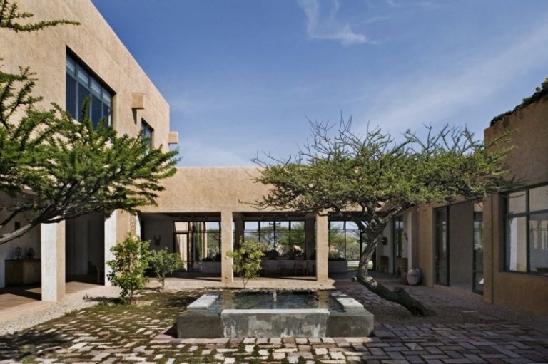 Stromy v prednej časti záhradnej architektúry v stredomorskom štýle