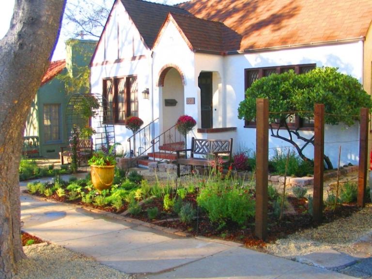 predná záhrada-nápady-nápady-strom-záhradná lavička-otvorená-záhrada-oblúk-štrk