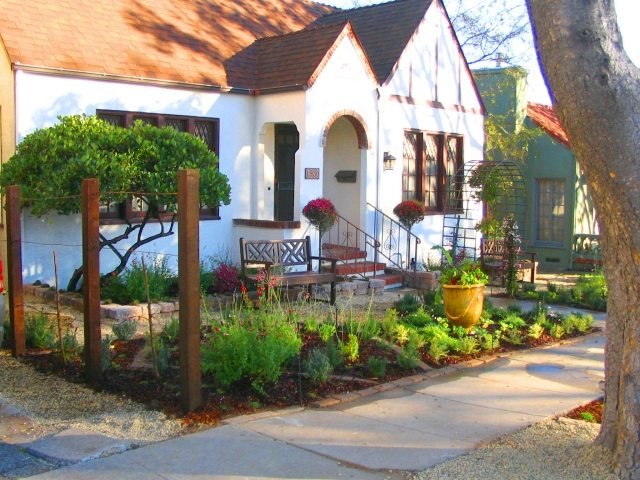 predzáhradka-nápady na nápady-lavička-pergola-nízky-strom-stromu