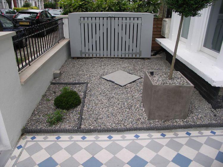 Štrková záhrada pred domom bez rastlín.