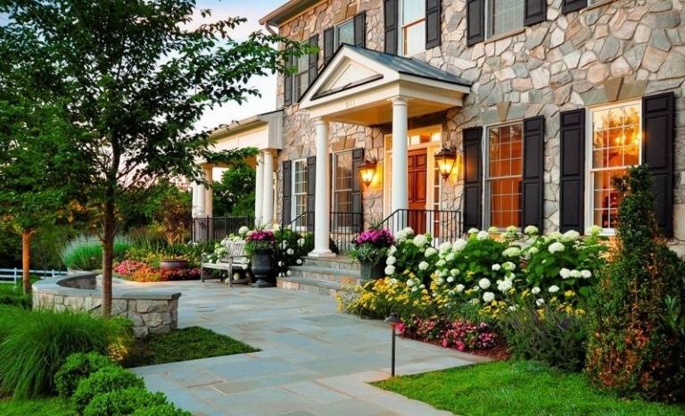 Nápady na dizajn prednej záhrady-rozkvitnuté záhony, upravené trávniky Dizajn predzáhradky-nápady-záhon-nehnuteľnosť-udržiavané-stromy-trvalky-rastliny