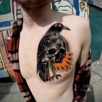 Varjú és koponya tetoválás a férfi mellkas jobb oldalán
