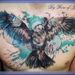 Varjú tetoválás szemetes polka stílusában az egész mellkason egy férfi számára