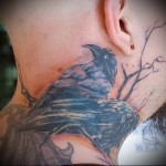 varjú tetoválás a nyakán