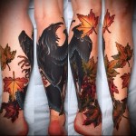 varjú és sárga róka tetoválás a lábán