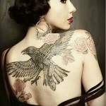 varjú és rózsa tetoválás a lány hátán