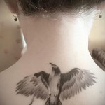 Varjú tetoválás a hátsó nyakon