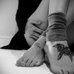 Holló tetoválás a lány lábán