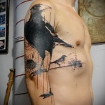 Raven Trash tetoválás a pasi karján