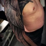 Varjú tetoválás hosszú tollal az egész karon (ujjú)