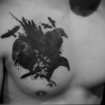 varjú tetoválás a mellkas jobb oldalán